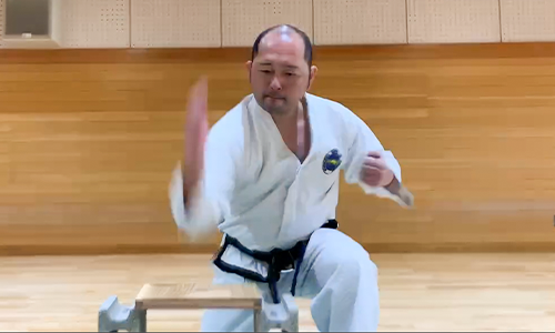 「おめで板」を割ろうとしている様子