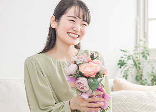 記念日で花を受け取り笑顔になる女性